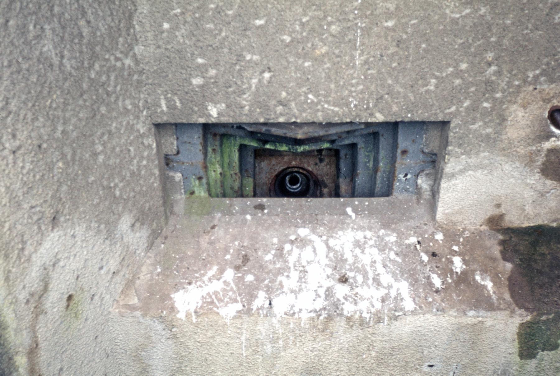 Ligne Maginot - SOETRICH - A11 - (Ouvrage d'artillerie) - Bloc 3
Un des créneaux des mortiers de 81 - MANSUY Michel