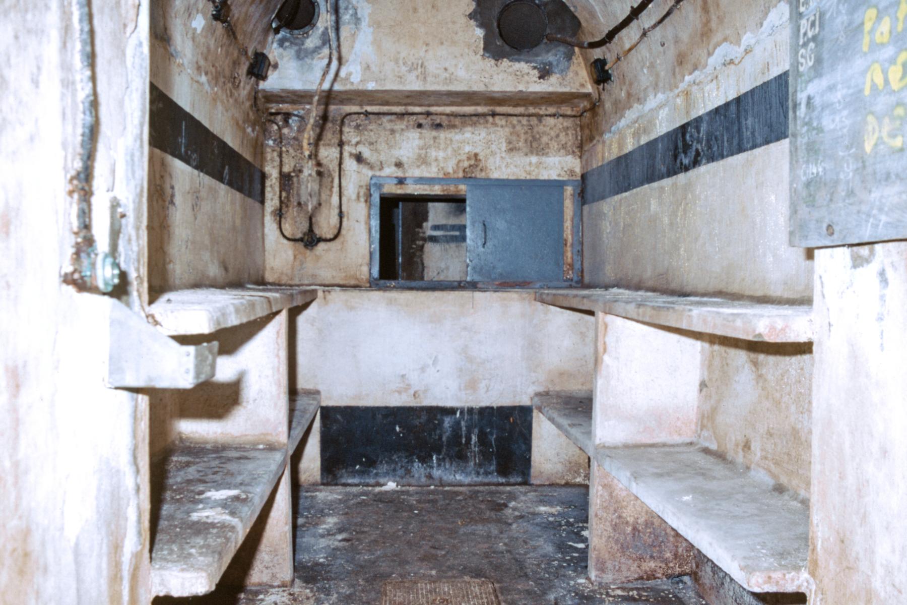 Ligne Maginot - SOETRICH - A11 - (Ouvrage d'artillerie) - Cuisine
Guichet de distribution des norvégiennes contenant les repas chaud à destination des blocs et locaux de l'ouvrage. - MANSUY Michel