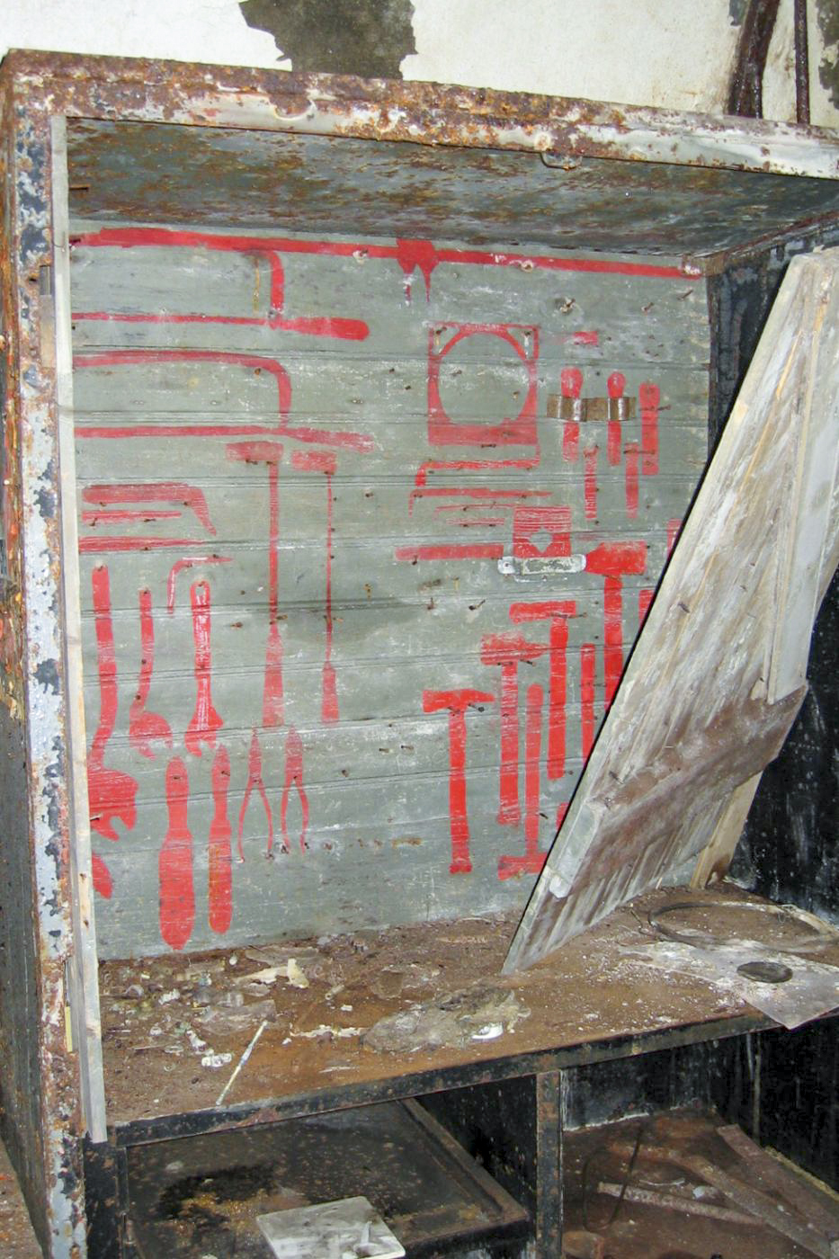 Ligne Maginot - SOETRICH - A11 - (Ouvrage d'artillerie) - Usine
Armoire à outils dans l'atelier - Michel Teiten