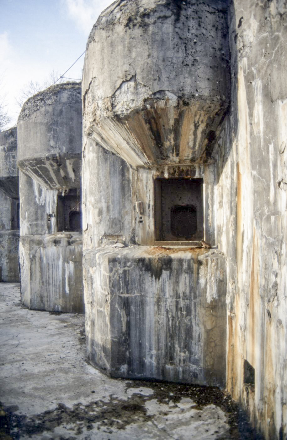 Ligne Maginot - HACKENBERG - A19 - (Ouvrage d'artillerie) - Bloc 5
Vue en enfilade des embrasures de 75 - Michel Teiten