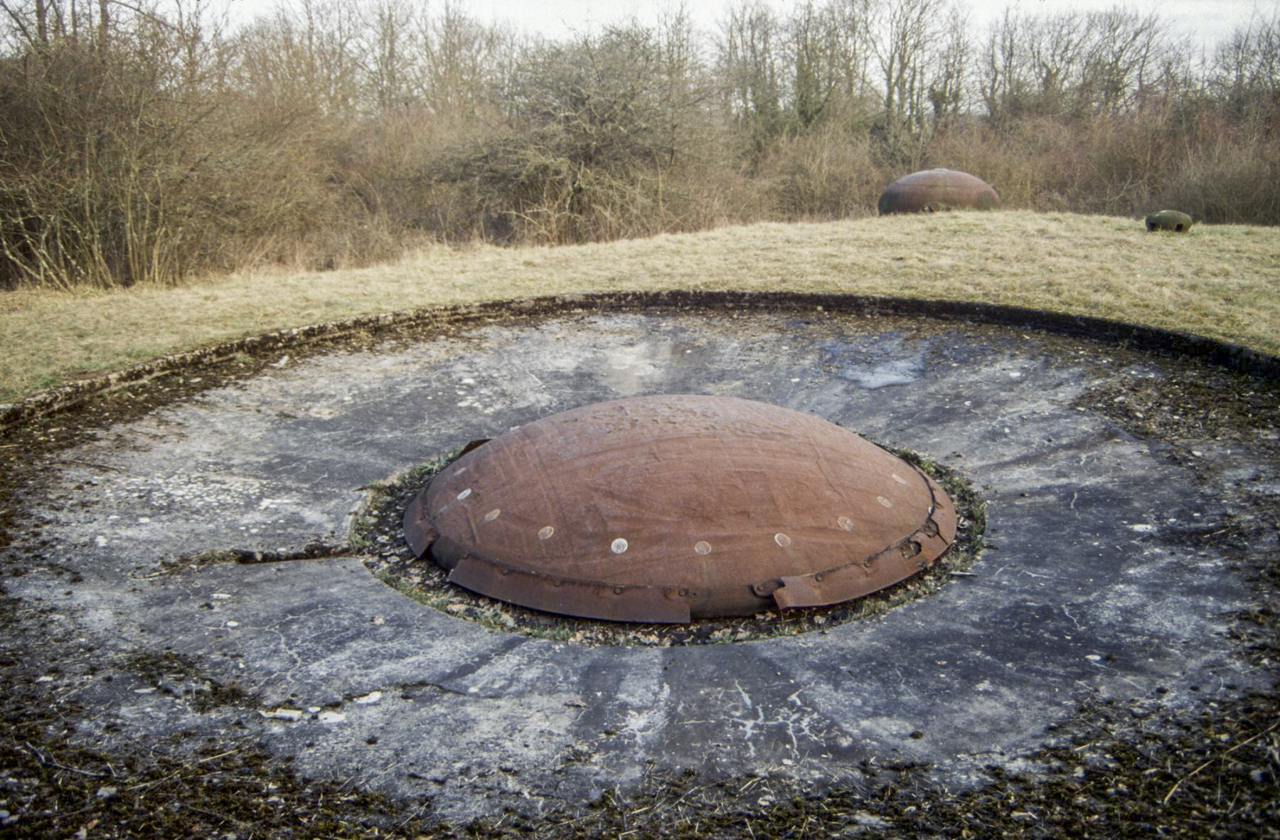 Ligne Maginot - HACKENBERG - A19 - (Ouvrage d'artillerie) - Bloc 6
Vue d'ensemble avec la tourelle de 135 au premier plan - Michel Teiten