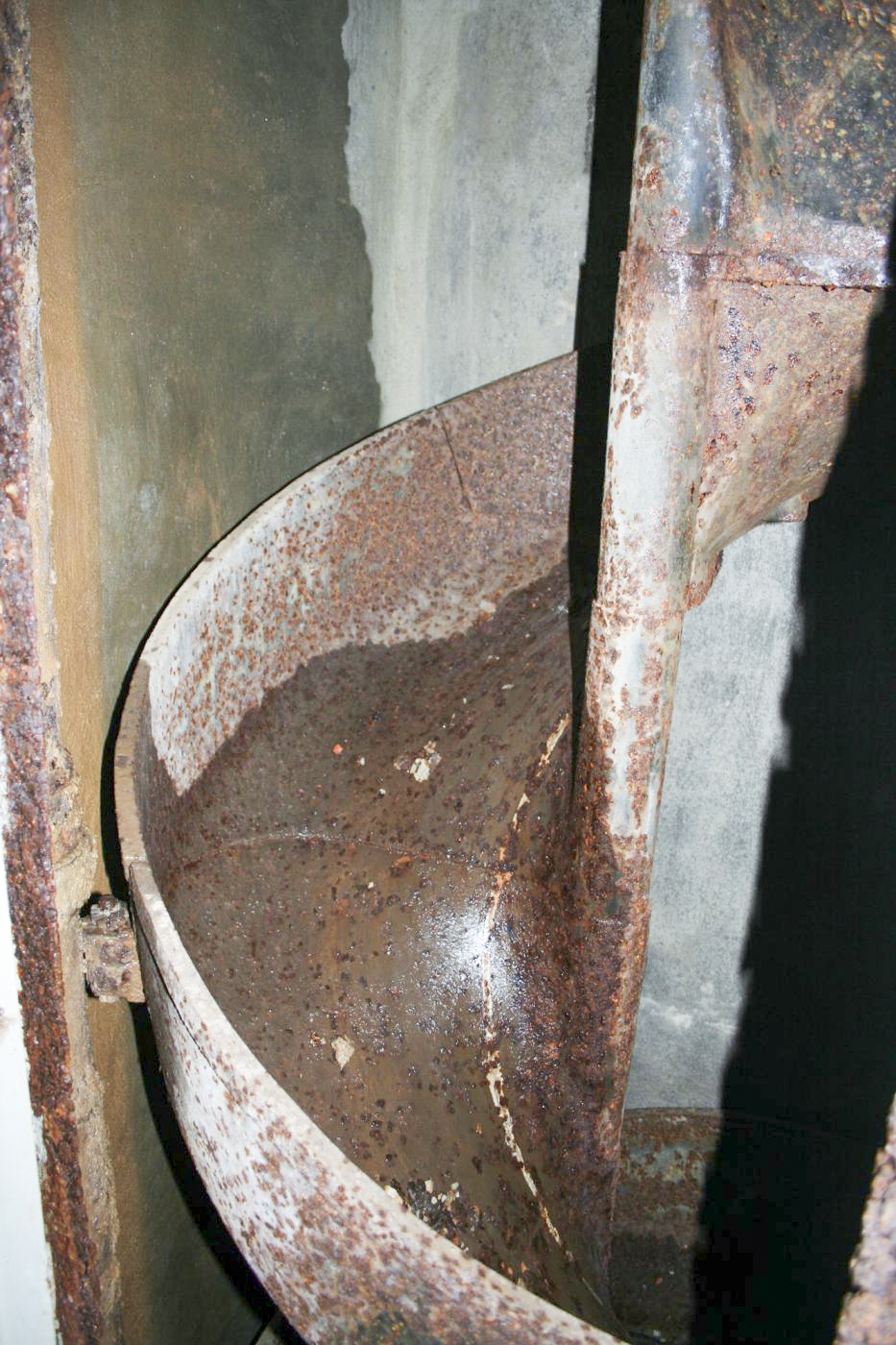 Ligne Maginot - HACKENBERG - A19 - (Ouvrage d'artillerie) - Bloc 9
Toboggan pour amener les douilles usagées au pied du bloc - Michel Teiten