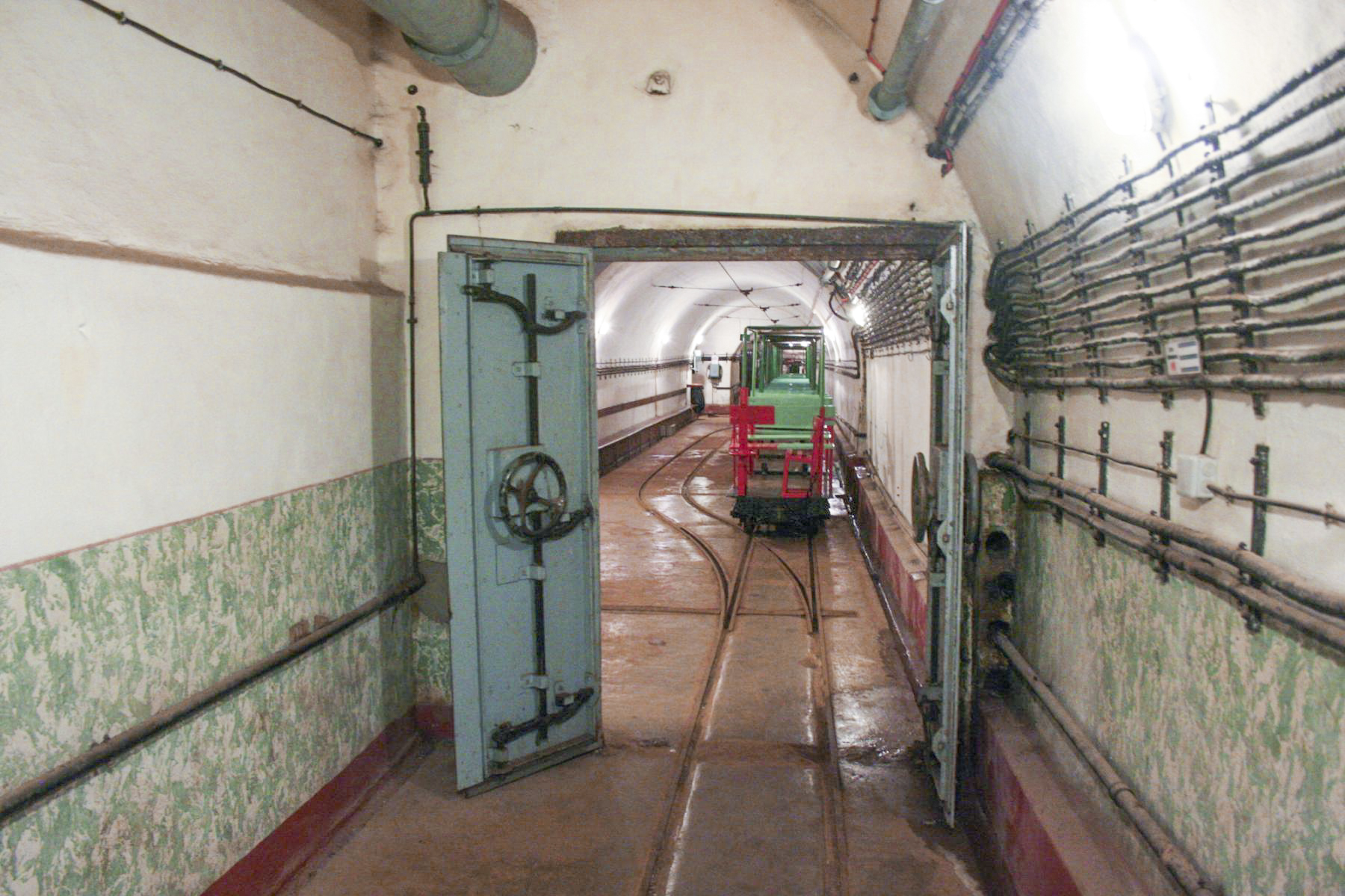 Ligne Maginot - HACKENBERG - A19 - (Ouvrage d'artillerie) - Bloc 9
Gare intermédiaire vue depuis le sas d'entrée du bloc - Michel Teiten