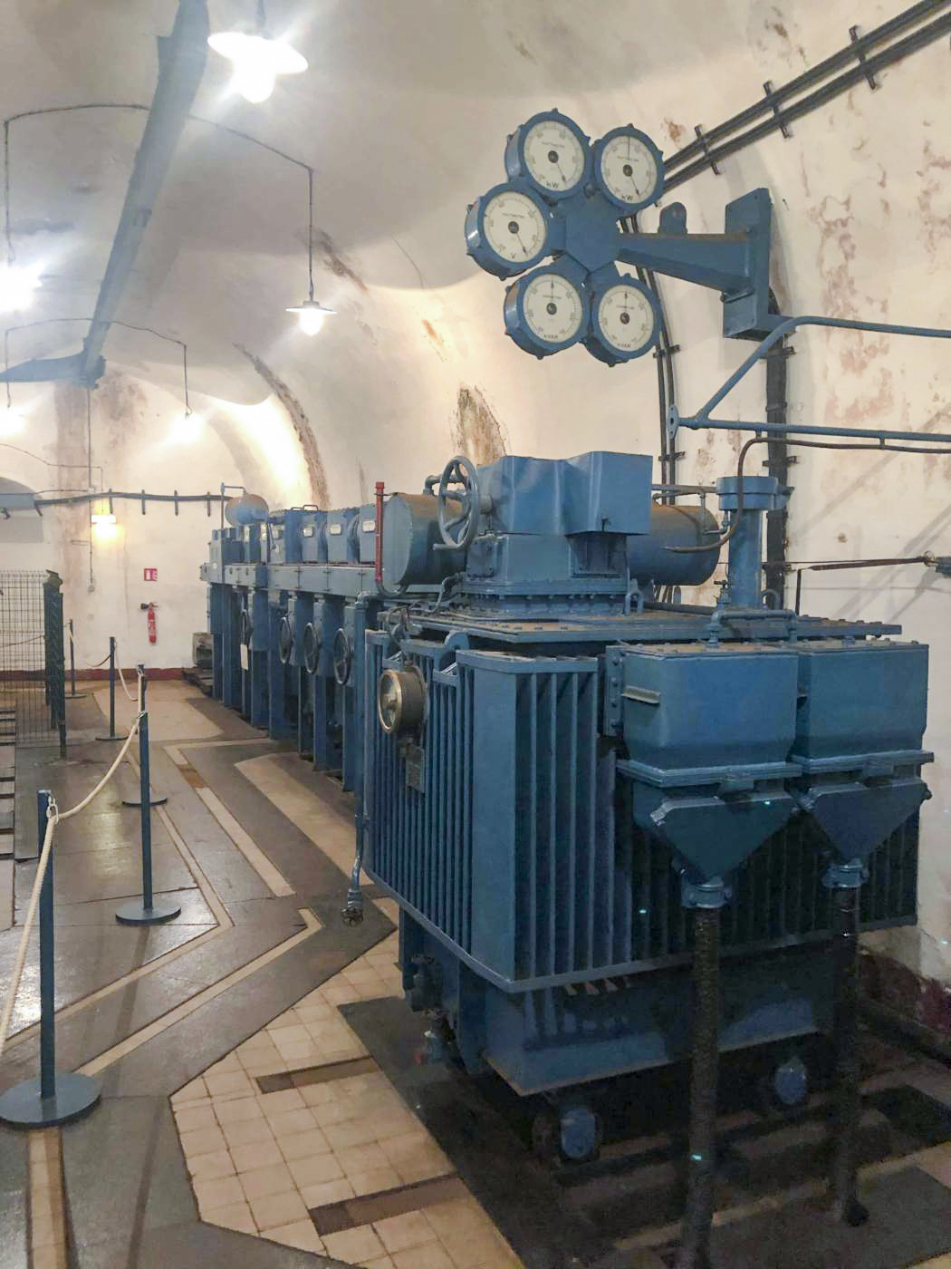 Ligne Maginot - HACKENBERG - A19 - (Ouvrage d'artillerie) - Poste de transformation
Les cellules moyenne tension et l'autotransformateur permettant de compenser les pertes réseau - Pascal Lambert