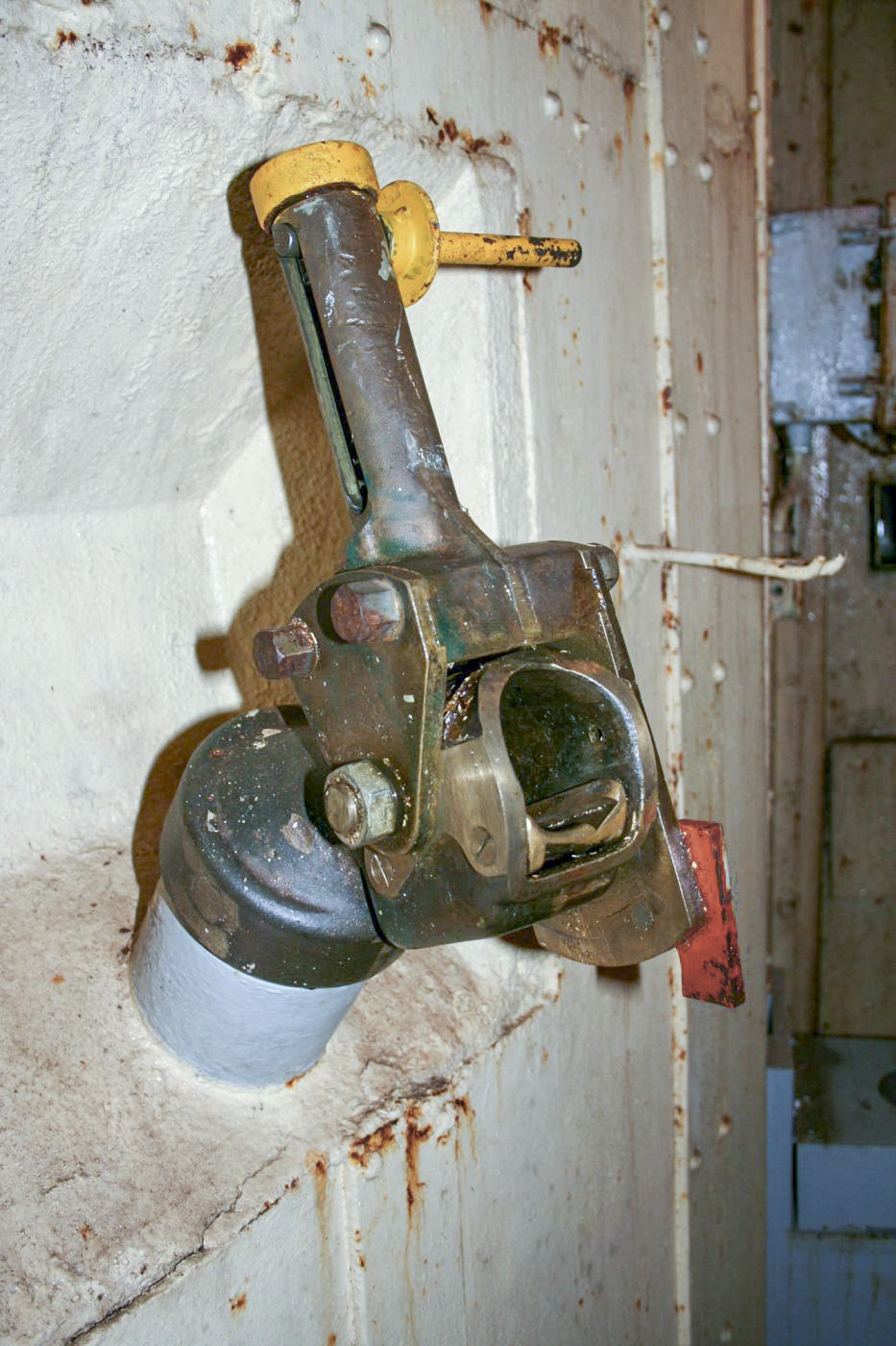 Ligne Maginot - HACKENBERG - A19 - (Ouvrage d'artillerie) - Bloc 9
Goulotte à grenade en position ouverte - Michel Teiten