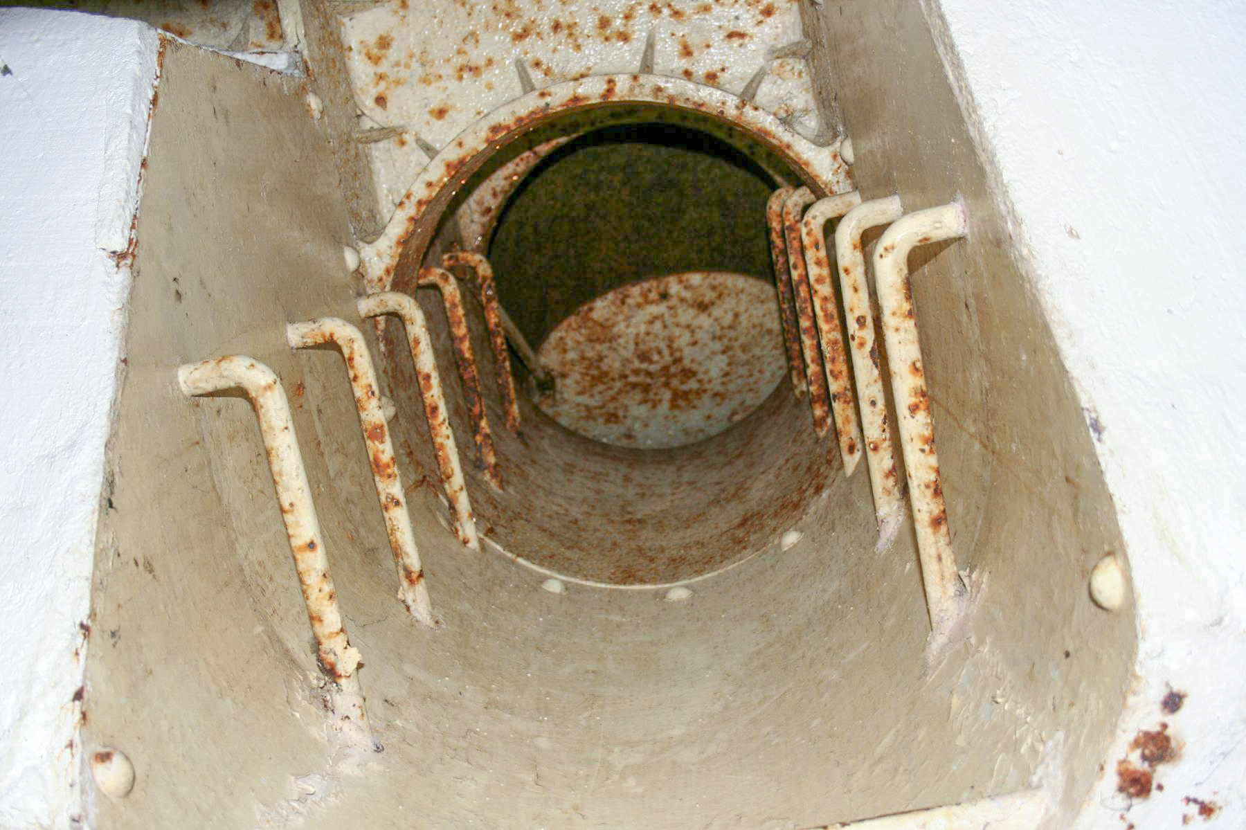 Ligne Maginot - HACKENBERG - A19 - (Ouvrage d'artillerie) - Bloc 9
Echelle d'accès à l'espace sous l'avant-cuirasse de la tourelle de 135 - Michel Teiten