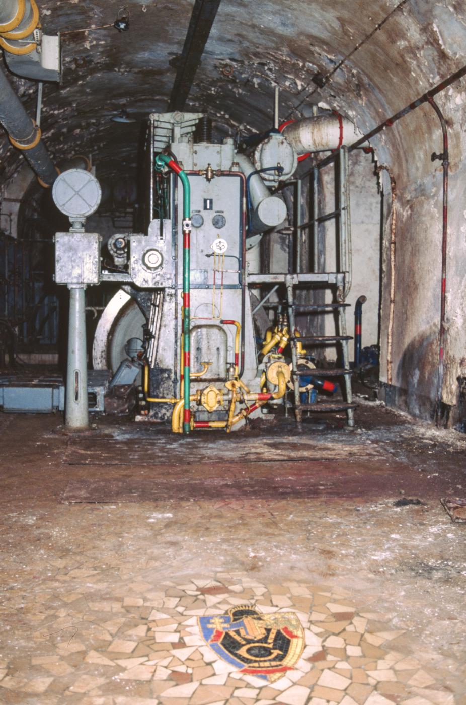 Ligne Maginot - SOETRICH - A11 - (Ouvrage d'artillerie) - Un des moteurs avec le mosaïque généralement soigneusement couvert - MANSUY Michel