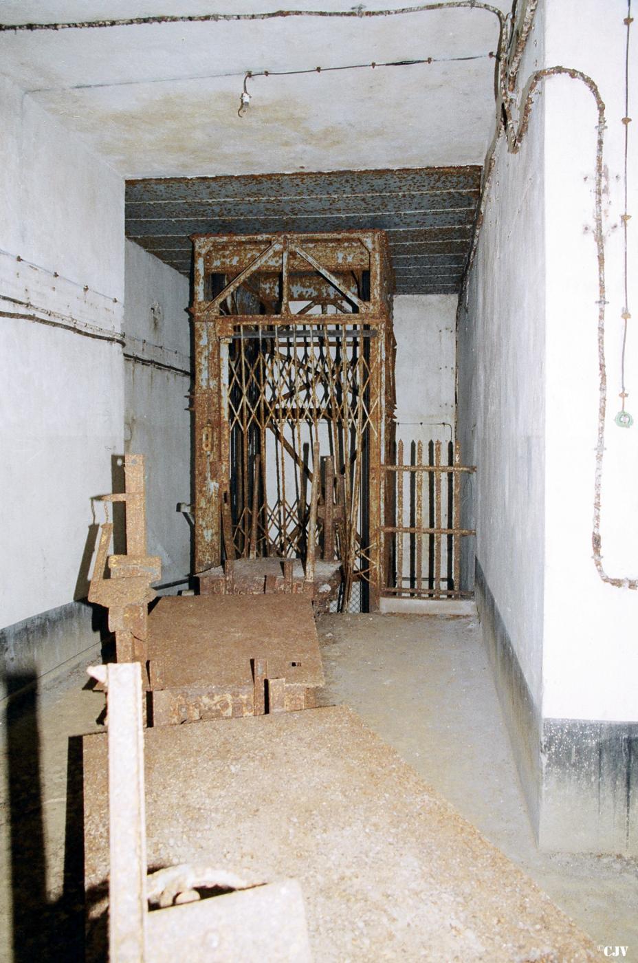 Ligne Maginot - SOETRICH - A11 - (Ouvrage d'artillerie) - Entrée munitions
Le monte-charge - Lia VERMEULEN