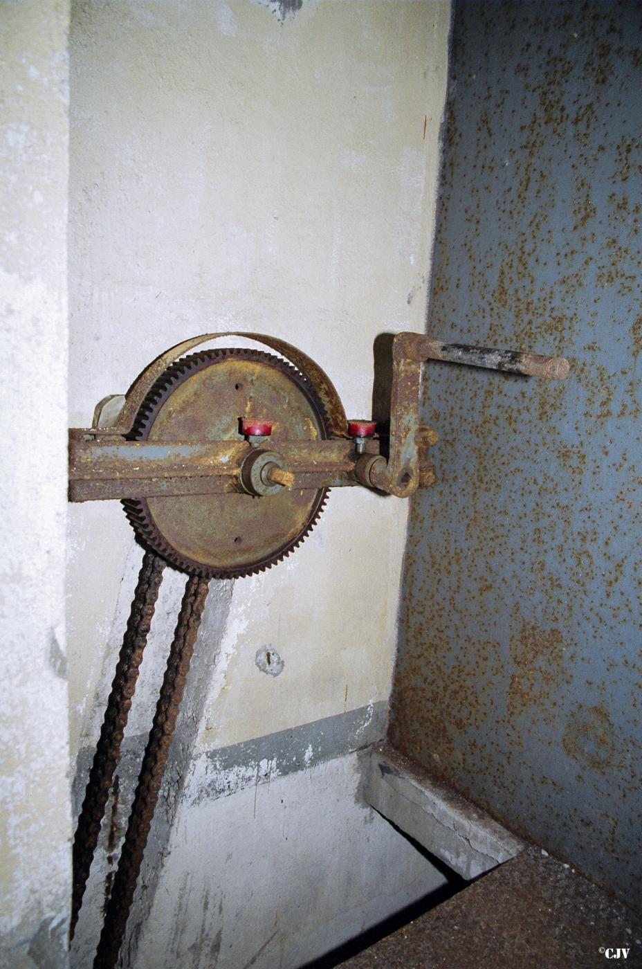 Ligne Maginot - SOETRICH - A11 - (Ouvrage d'artillerie) - Entrée munitions
Le treuil du pont escamotable - Lia VERMEULEN