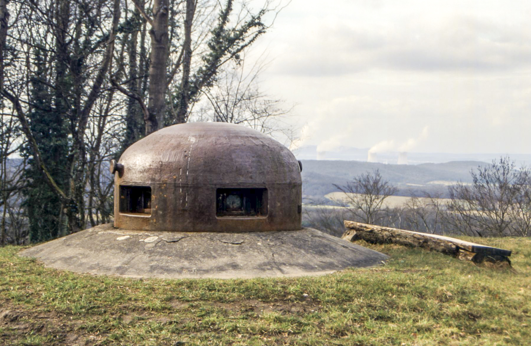Ligne Maginot - HACKENBERG - A19 - (Ouvrage d'artillerie) - Bloc 11
Cloche GFM
Les tours de la centrale de Cattenom sont visibles au-dessus de la ligne de crête du Bois de Koenigsmacker - Michel Teiten