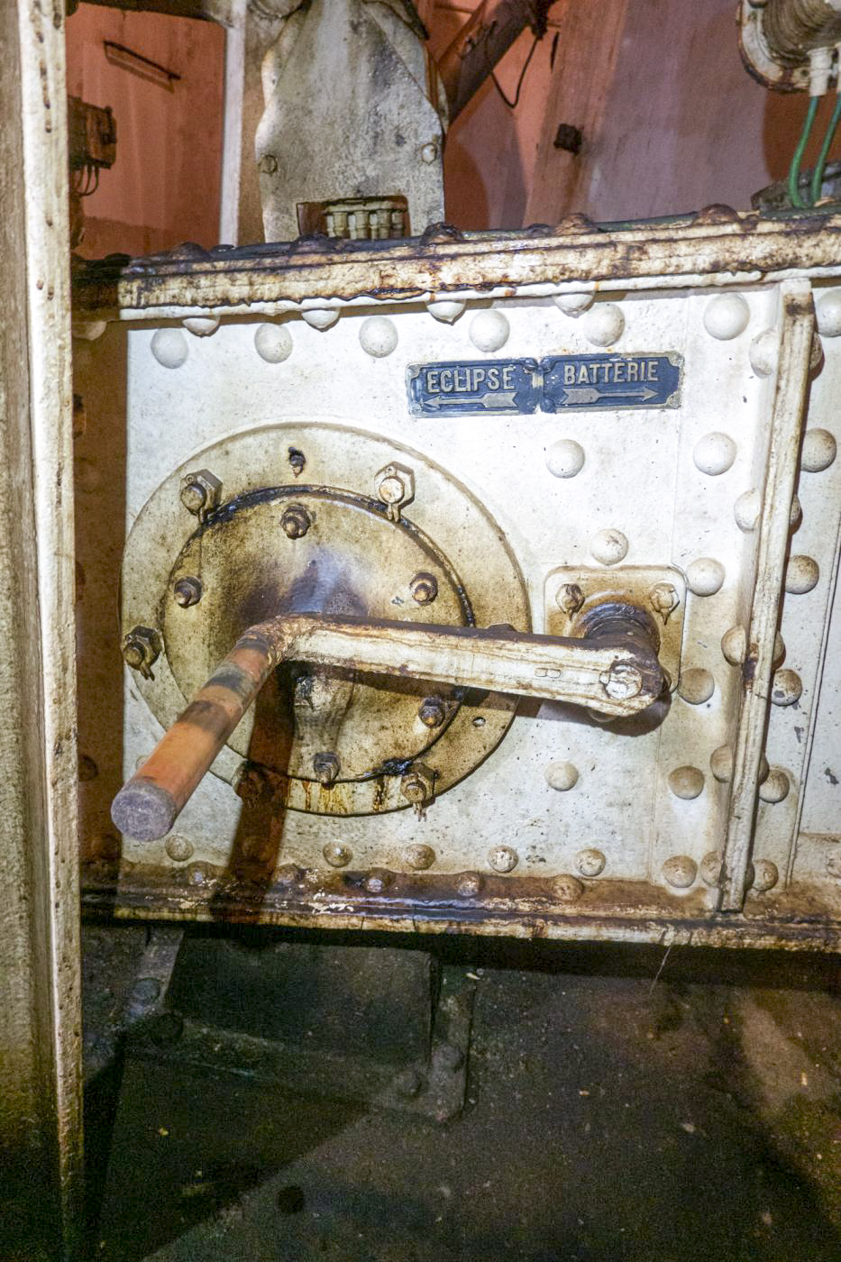 Ligne Maginot - SCHOENENBOURG - (Ouvrage d'artillerie) - Bloc 4
Etage inférieur de la tourelle de 75.
Manivelle pour la mise en éclipse ou batterie. - Michel Teiten