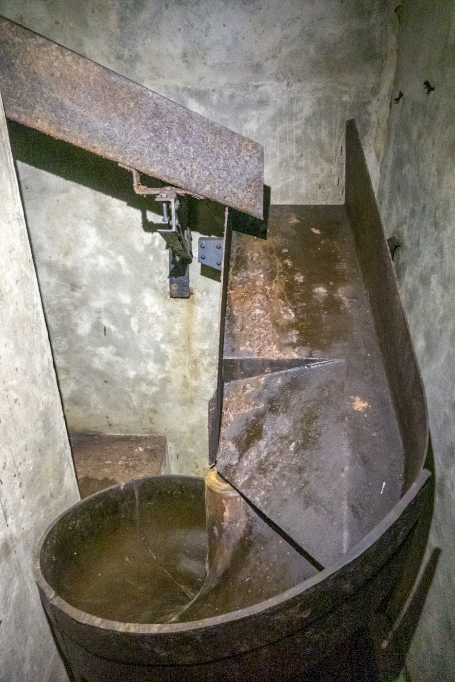 Ligne Maginot - SCHOENENBOURG - (Ouvrage d'artillerie) - Bloc 4
Toboggan de descente des douilles de 75 - Michel Teiten