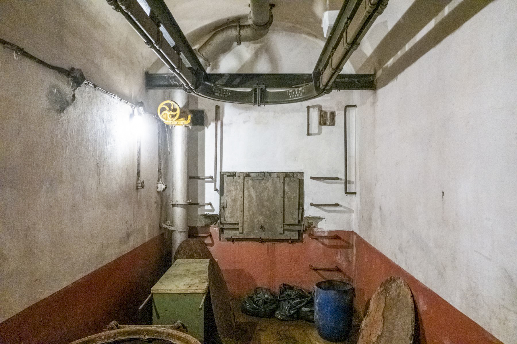 Ligne Maginot - SCHOENENBOURG - (Ouvrage d'artillerie) - Bloc 4
A l'étage inférieur, arrivée des douilles usagées. - Michel Teiten