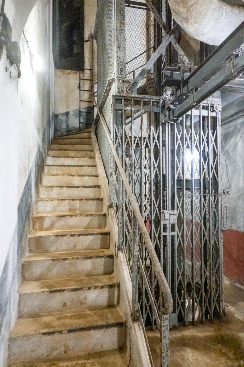 Ligne Maginot - SCHOENENBOURG - (Ouvrage d'artillerie) - Bloc 4
Pied de la cage d'escalier et du monte-charge - Michel Teiten