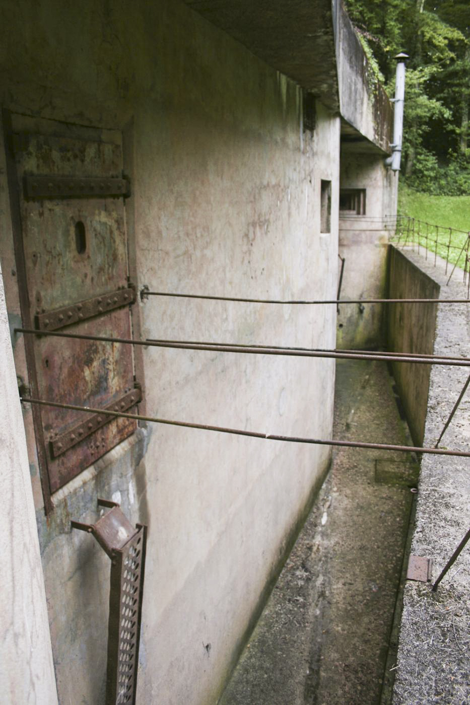 Ligne Maginot - BILMETTE - X26 - (Abri) - Vue en enfilade du fossé diamant. Au premier plan, la porte blindée étanche et la passerelle repliée.