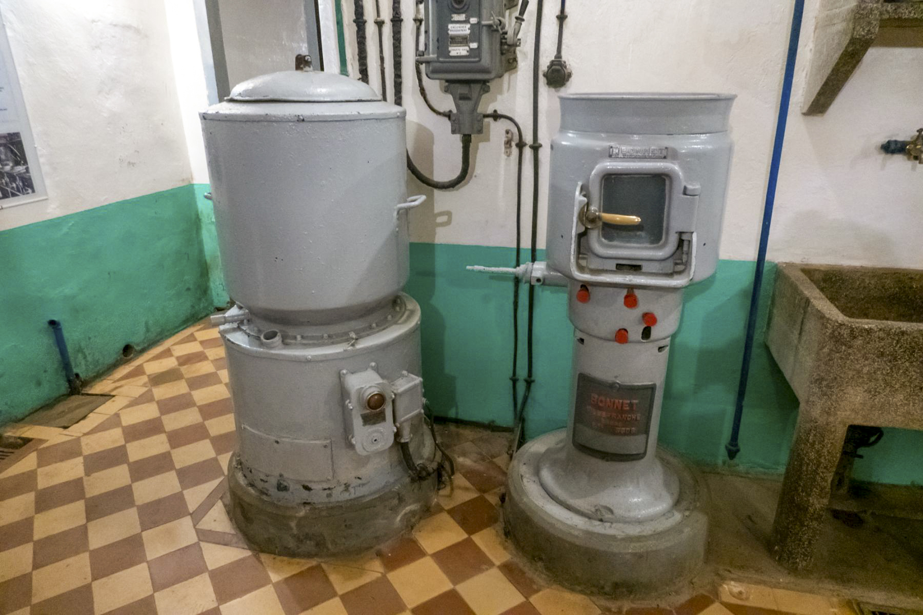 Ligne Maginot - SCHOENENBOURG - (Ouvrage d'artillerie) - Cuisine
Percolateur Milde et éplucheur Bonnet - Michel Teiten