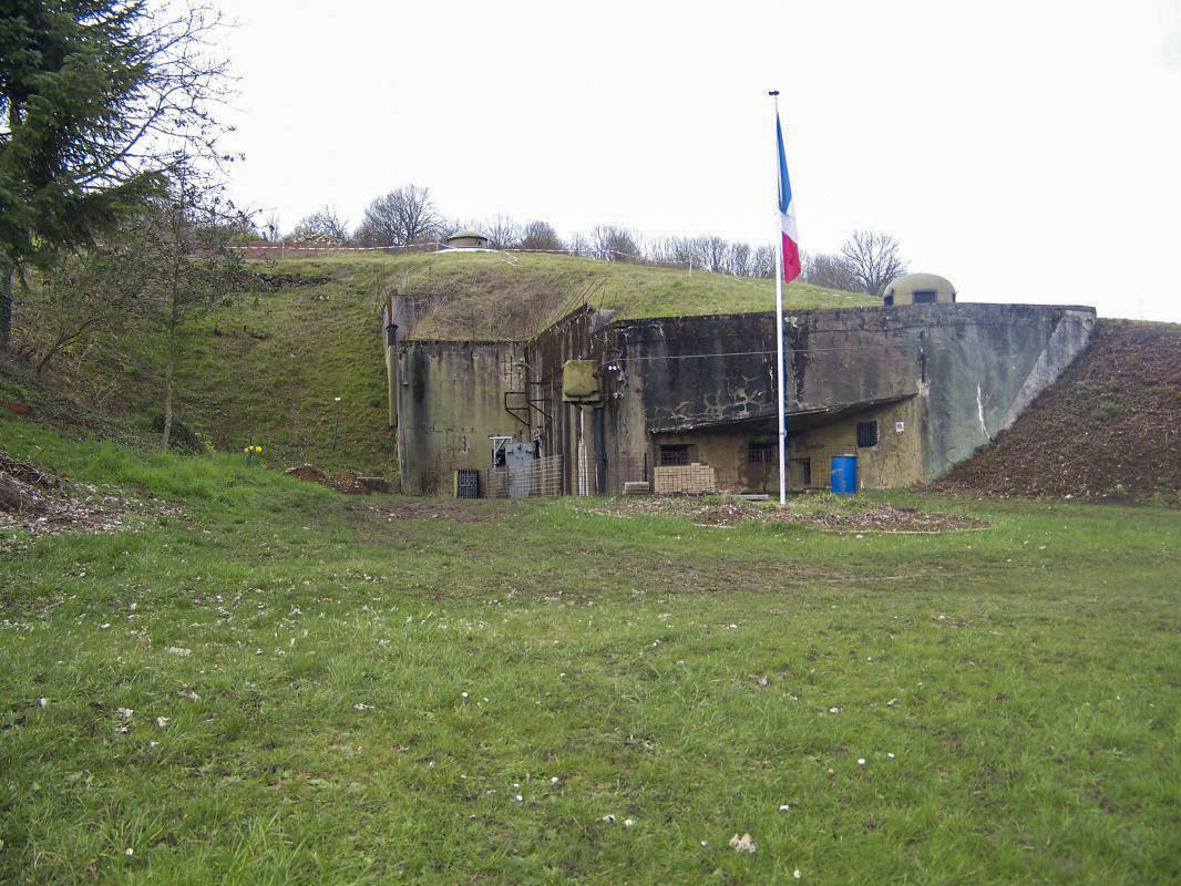 Ligne Maginot - SENTZICH - A16 - (Ouvrage d'infanterie) - Vue sur l'ensemble de la casemate sud, la chambre de tir a droite (JM/AC37), au sommet on peut voir la tourelle de mitrailleuses en position dite de batterie