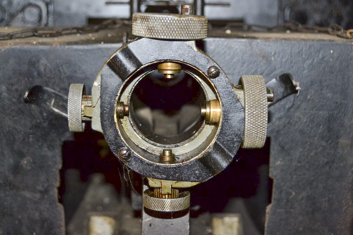 Ligne Maginot - SENTZICH - A16 - (Ouvrage d'infanterie) - Détail de la fixation de la lunette de visée du jumelage de mitrailleuses de la casemate Sud. Les deux grandes molettes font 45 mm de diamètre, les deux autres 30 mm.