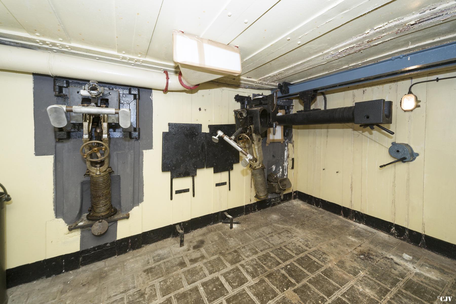 Ligne Maginot - SENTZICH - A16 - (Ouvrage d'infanterie) - La chambre de tir Sud, celle-ci est équipé d'un jumelage de mitrailleuses Reibel MAC 31 et d'un autre jumelage interchangeable avec un canon antichar de 37 mm. - Lia VERMEULEN