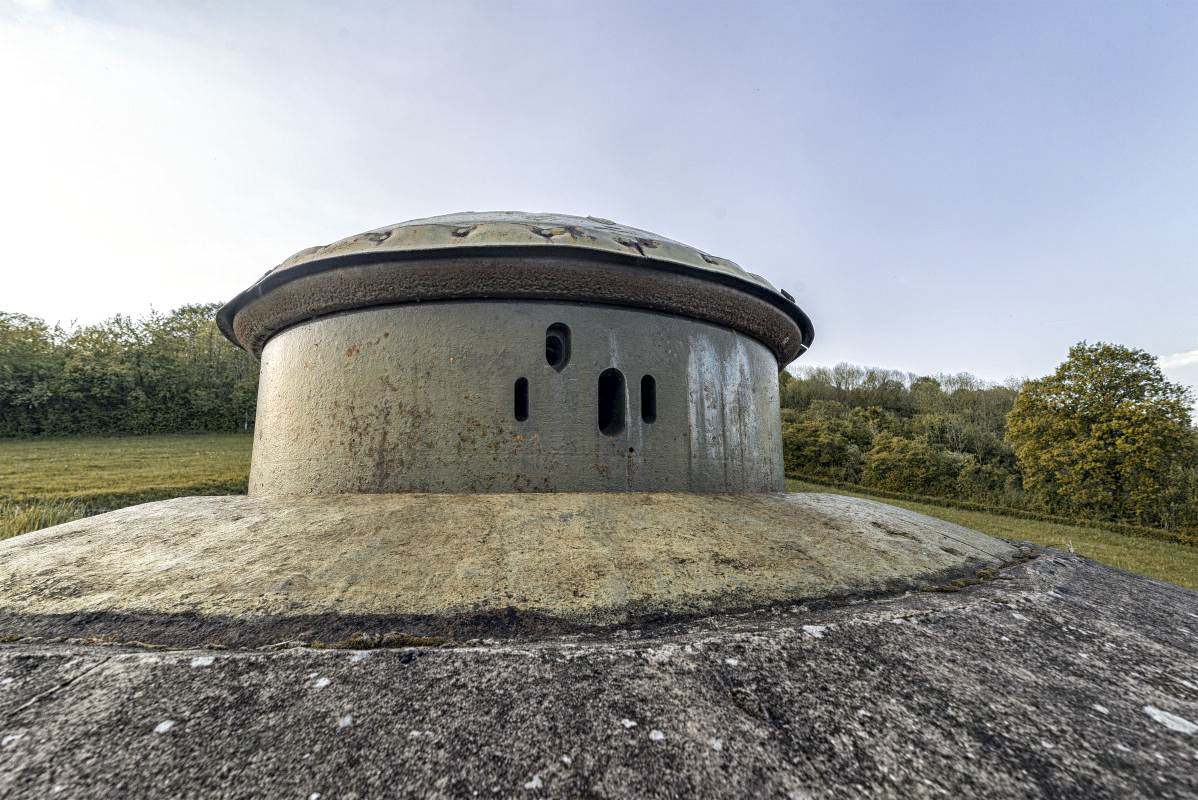 Ligne Maginot - SENTZICH - A16 - (Ouvrage d'infanterie) - Le toit du bloc Nord avec la tourelle de mitrailleuses en position 'batterie'.