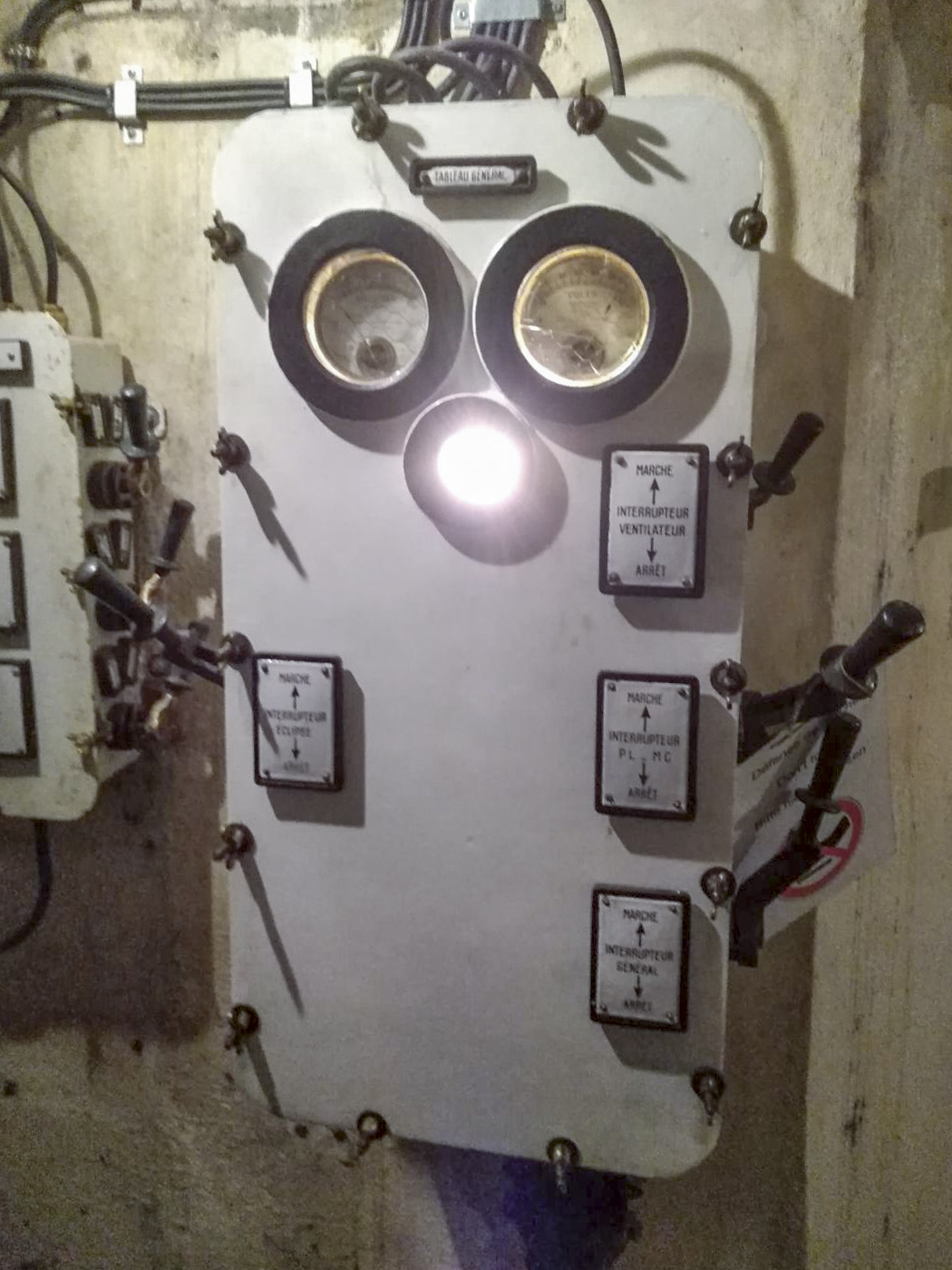 Ligne Maginot - SENTZICH - A16 - (Ouvrage d'infanterie) - Tableau général de la tourelle de mitrailleuses en marche .
ce tableau servait a mettre la tourelle en électrique en 110 volt continu