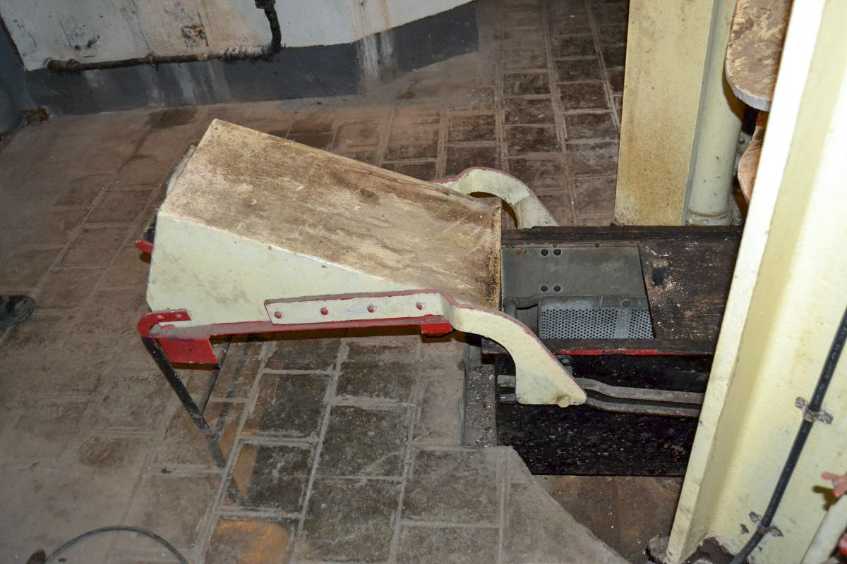 Ligne Maginot - SENTZICH - A16 - (Ouvrage d'infanterie) - Etage inférieur au pied de la tourelle
Bac de récupération des étuis en position ouverte et son panier.