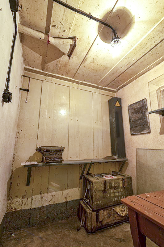 Ligne Maginot - SENTZICH - A16 - (Ouvrage d'infanterie) - Au fond du local radio se trouve le départ de l'antenne situé à l'extérieur, celui-ci est en haut à gauche au niveau du mur.