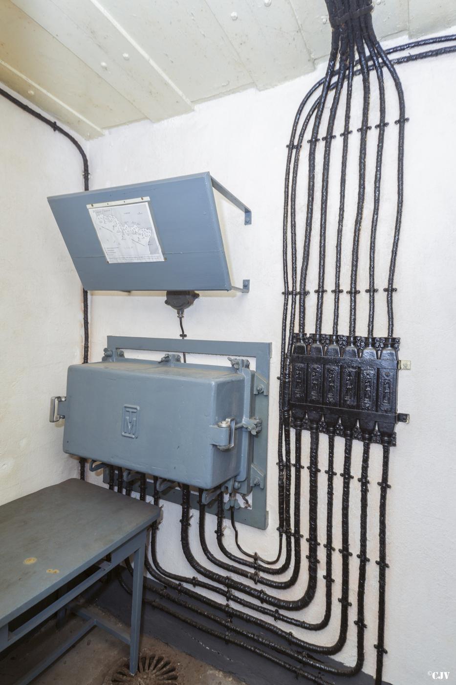 Ligne Maginot - SENTZICH - A16 - (Ouvrage d'infanterie) - Central téléphonique de l'ouvrage
Carter étanche pour 2 centraux type TM32 (16 circuits) - Lia VERMEULEN