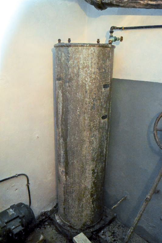 Ligne Maginot - SENTZICH - A16 - (Ouvrage d'infanterie) - Bac à sel de l'adoucisseur d'eau Zerhyd devant le couvercle du puits. 
Les chaînettes et les petits poids indicateurs de niveau ont disparu, mais on peut voir les roulettes supportant les chaînettes.