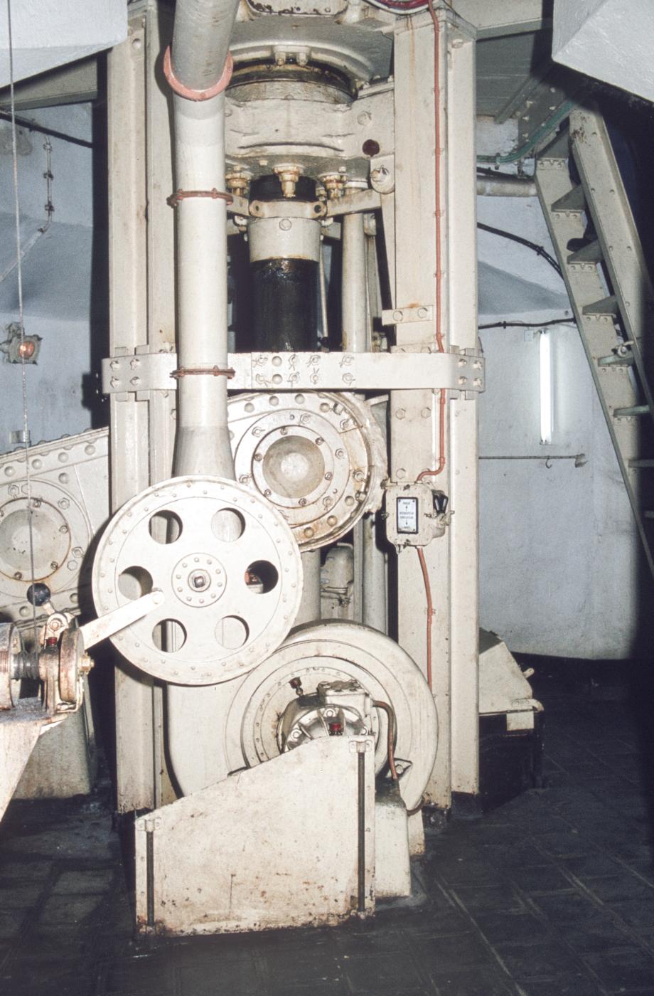 Ligne Maginot - SENTZICH - A16 - (Ouvrage d'infanterie) - Tourelle de mitrailleuses
Etage inférieur
La tourelle est en position haute - MANSUY Michel