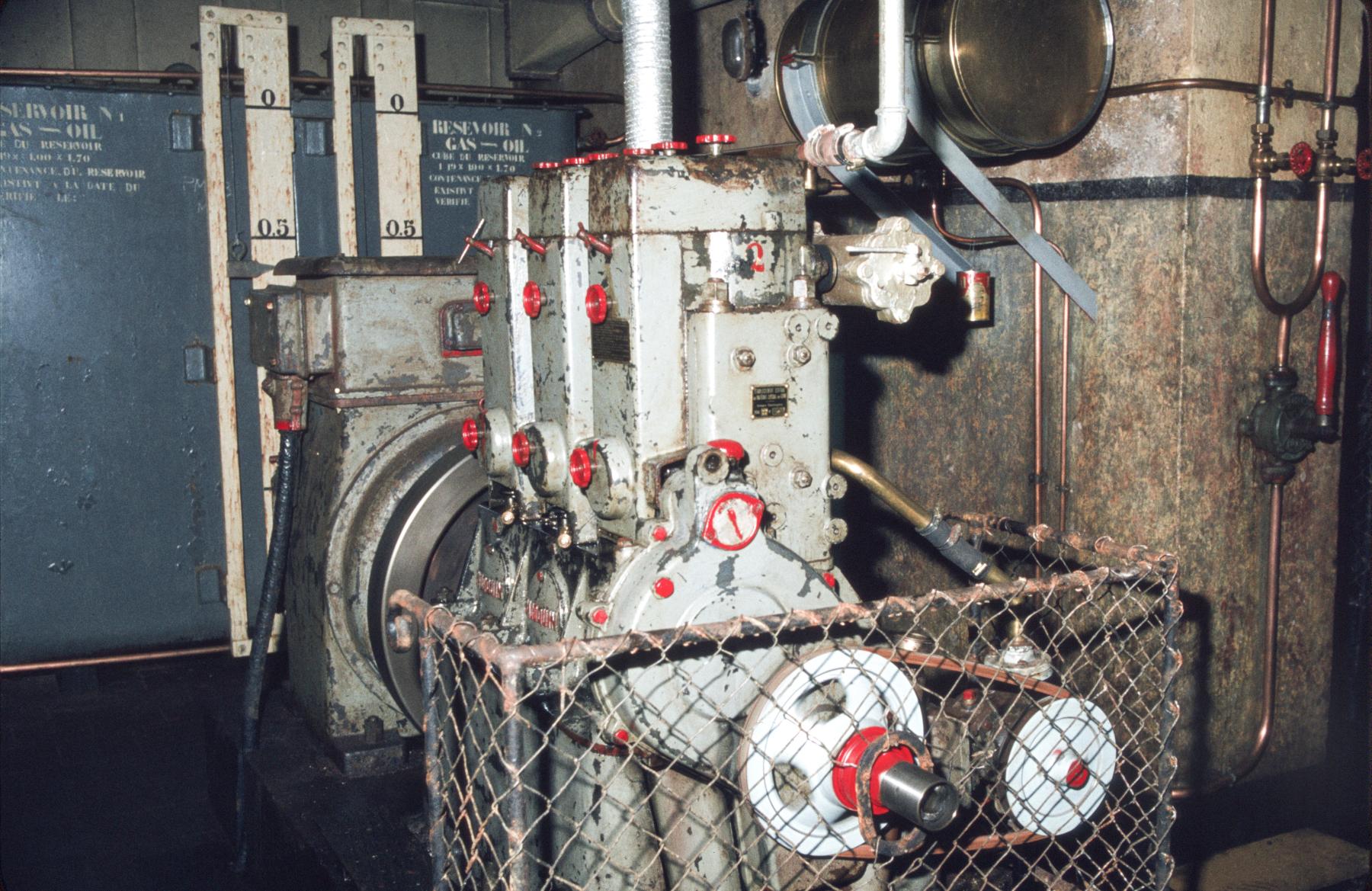 Ligne Maginot - SENTZICH - A16 - (Ouvrage d'infanterie) - Usine électrique
Un moteurs avec le réservoir journalier - MANSUY Michel