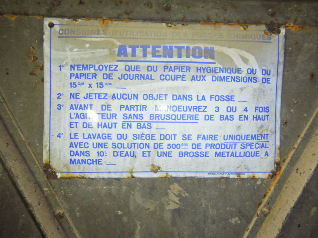 Ligne Maginot - ROUTE DU LUXEMBOURG - X9 - (Abri) - Latrines
Plaque émaillée mode d'emploi de la fosse Asepta