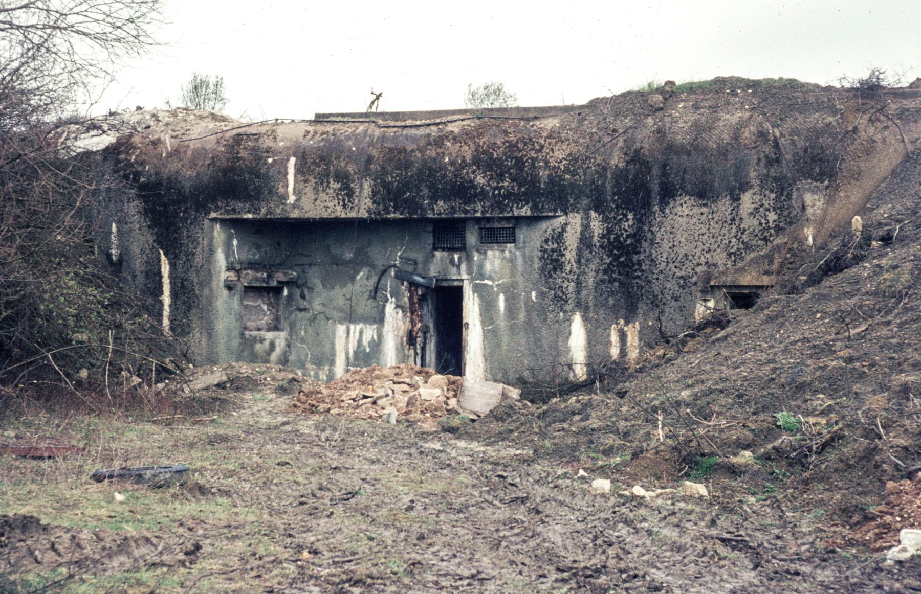 Ligne Maginot - ROUTE DU LUXEMBOURG - X9 - (Abri) - L'entrée gauche - MANSUY Michel