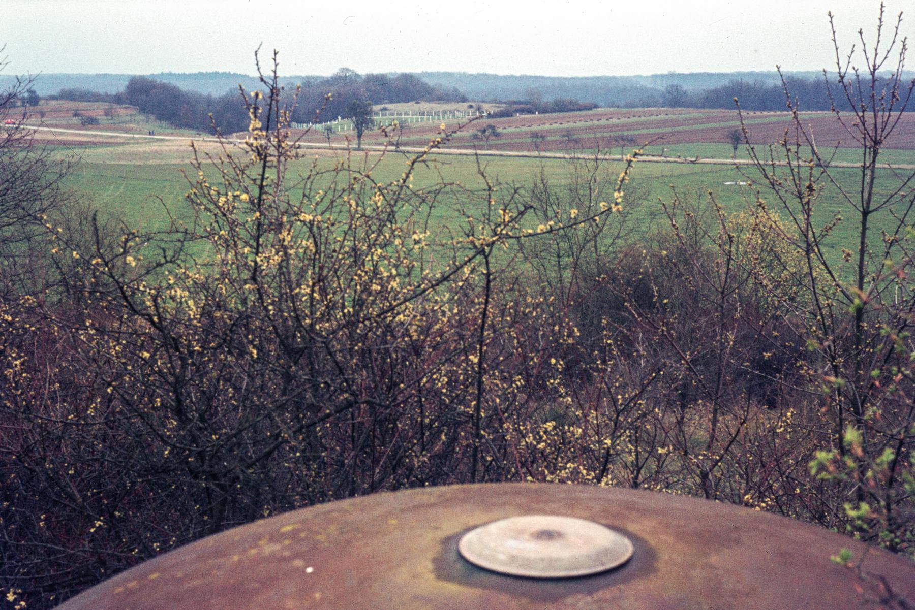 Ligne Maginot - ROUTE DU LUXEMBOURG - X9 - (Abri) - Vue depuis la cloche GFM vers l'ouvrage de Soetrich - MANSUY Michel