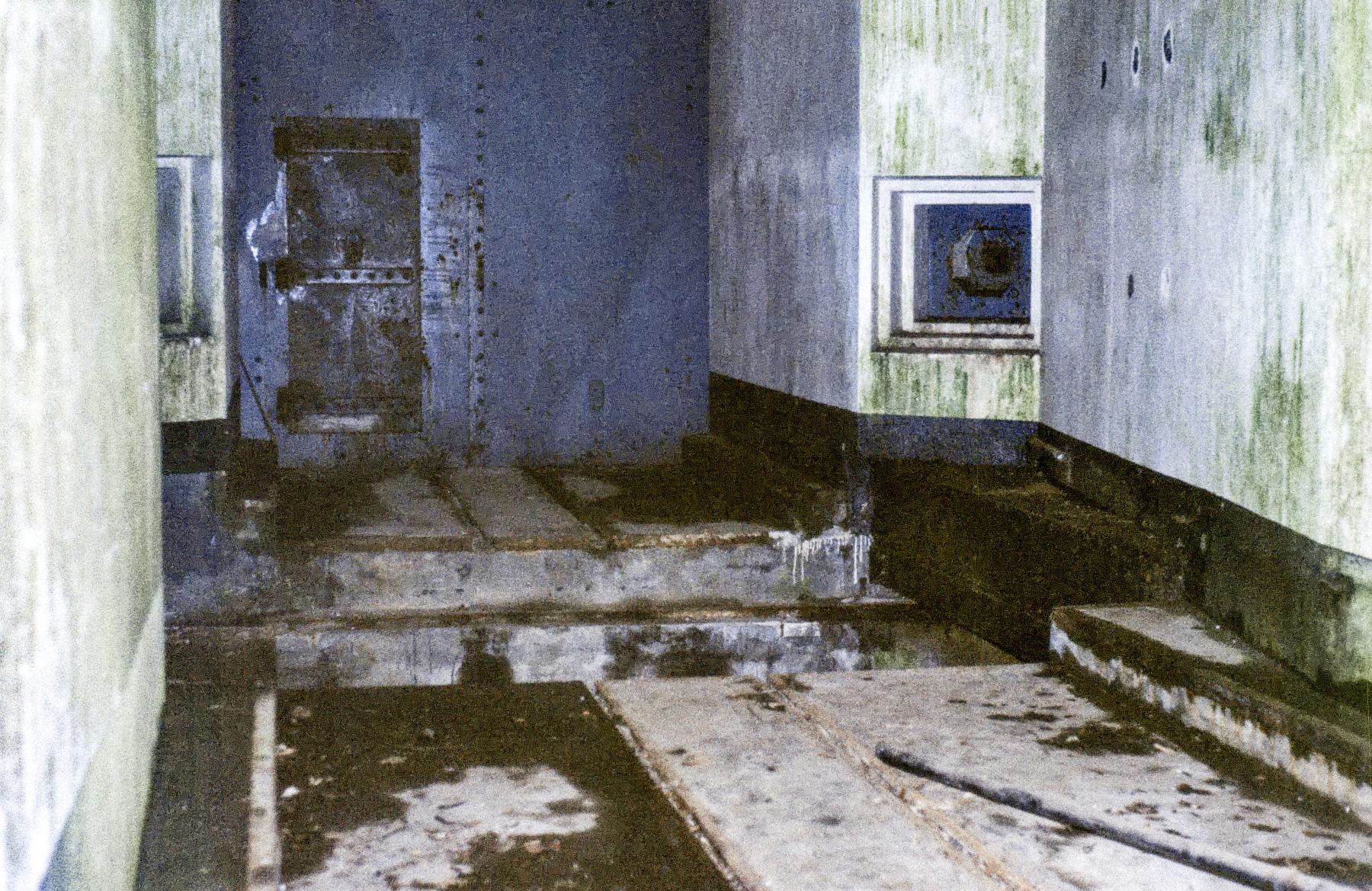 Ligne Maginot - ROCHONVILLERS - A8 - (Ouvrage d'artillerie) - Entrée munitions
Avant la modernisation en PC de Guerre
Le pont escamotable mis de côté - MANSUY Michel