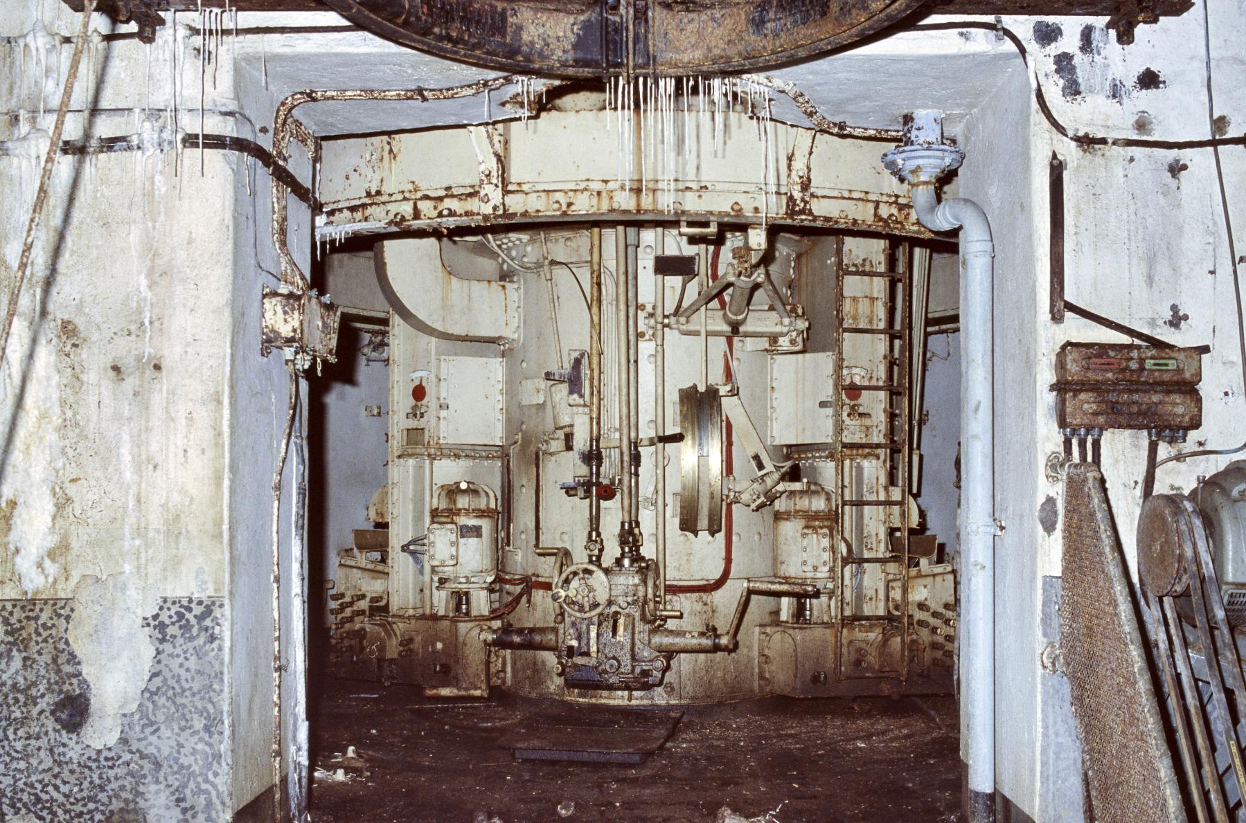 Ligne Maginot - ROCHONVILLERS - A8 - (Ouvrage d'artillerie) - Bloc 2
Tourelle pour deux tubes de 75 mle 33 - MANSUY Michel