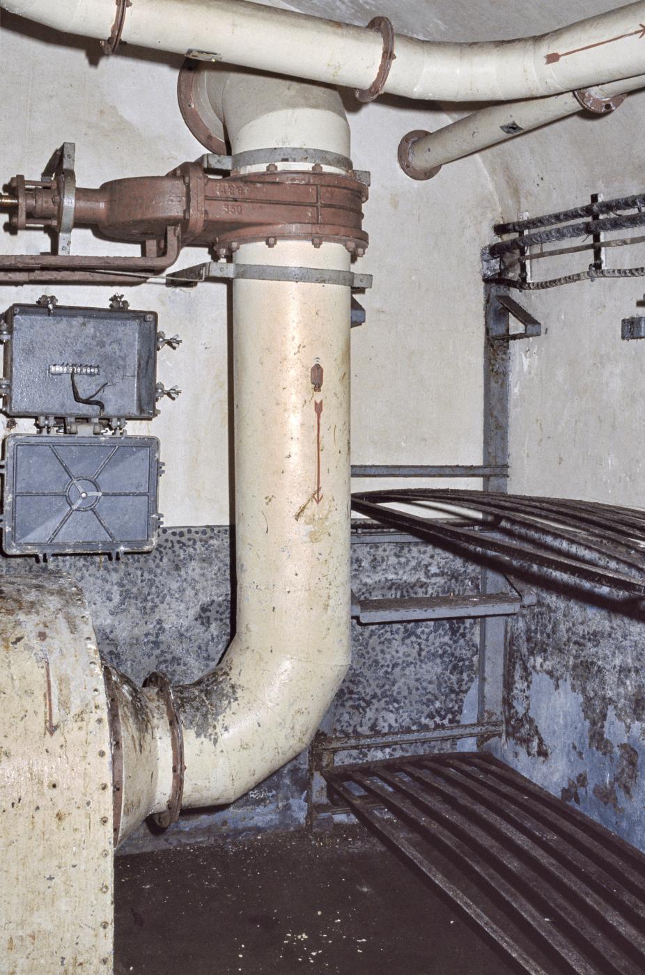 Ligne Maginot - ROCHONVILLERS - A8 - (Ouvrage d'artillerie) - Bloc 2
Lits à coté de la ventilateur - MANSUY Michel