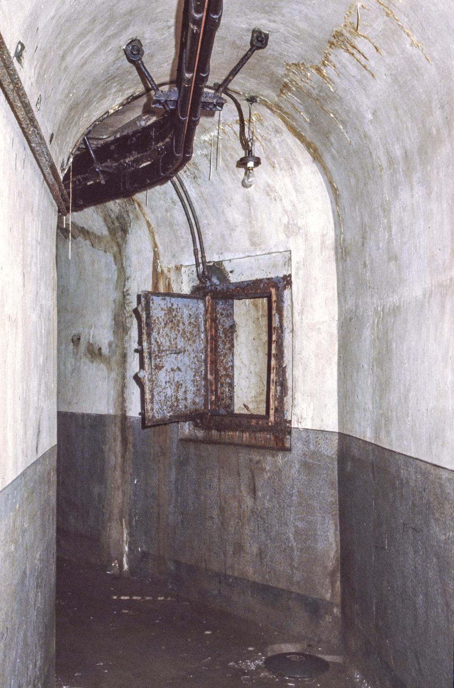 Ligne Maginot - ROCHONVILLERS - A8 - (Ouvrage d'artillerie) - Bloc 3
Couloir dans le magasin du bloc - MANSUY Michel