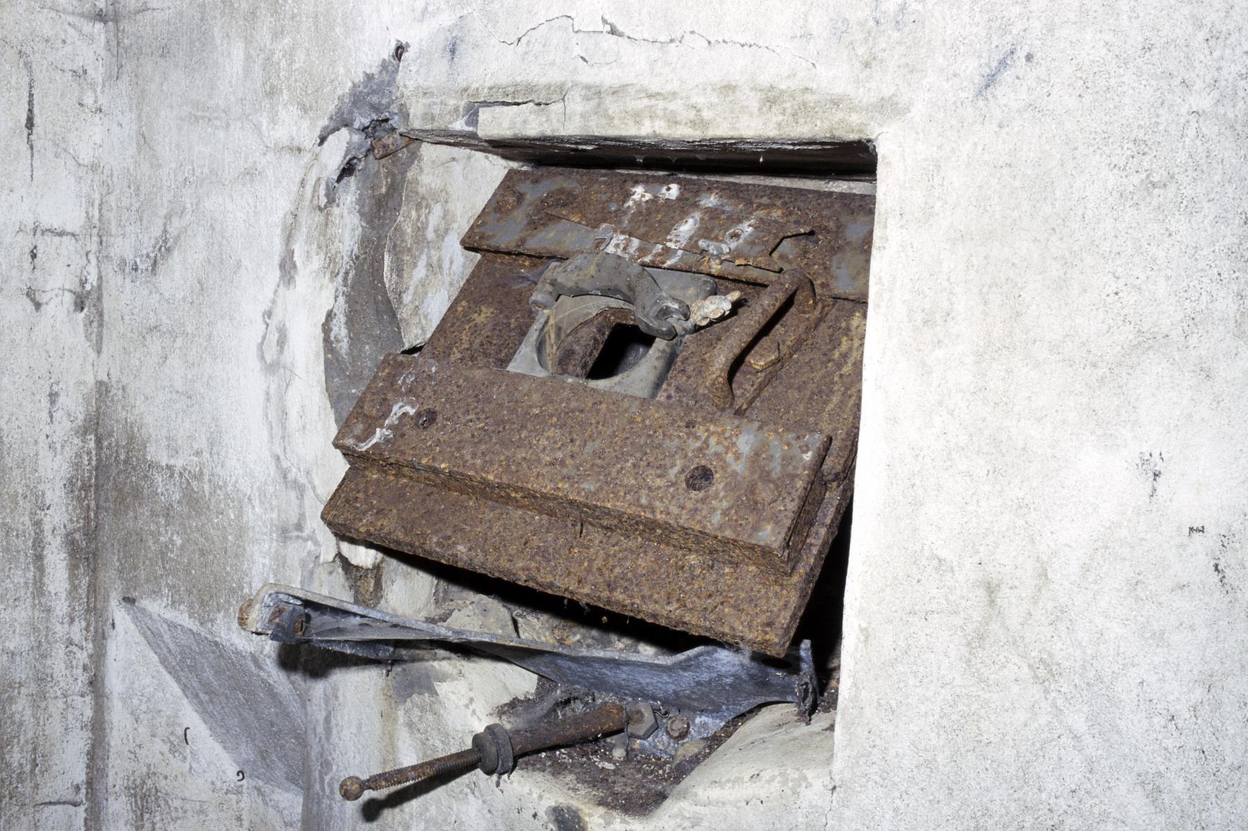 Ligne Maginot - ROCHONVILLERS - A8 - (Ouvrage d'artillerie) - Bloc 5
Créneau FM éventré - MANSUY Michel