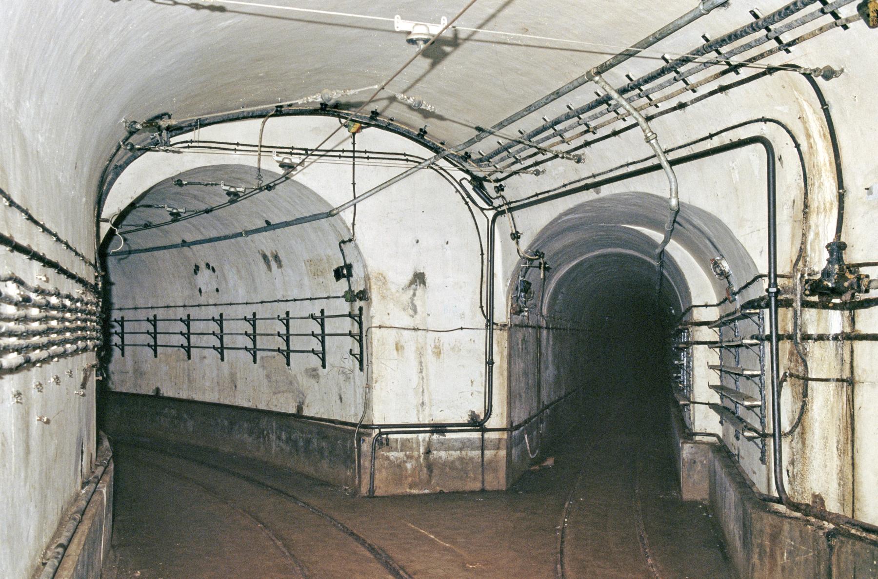 Ligne Maginot - ROCHONVILLERS - A8 - (Ouvrage d'artillerie) - Galerie principale au niveau du sous-station A.
Vers bloc 3 gauche et bloc 1 droite - MANSUY Michel