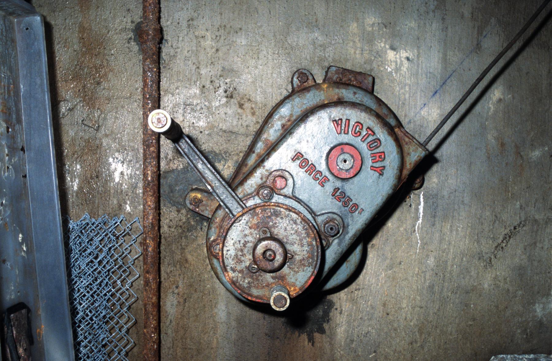 Ligne Maginot - METRICH (ABRI SUD DE) - X16 - (Abri) - Coffre Ouest
Le treuil dans le cage d'escalier - MANSUY Michel