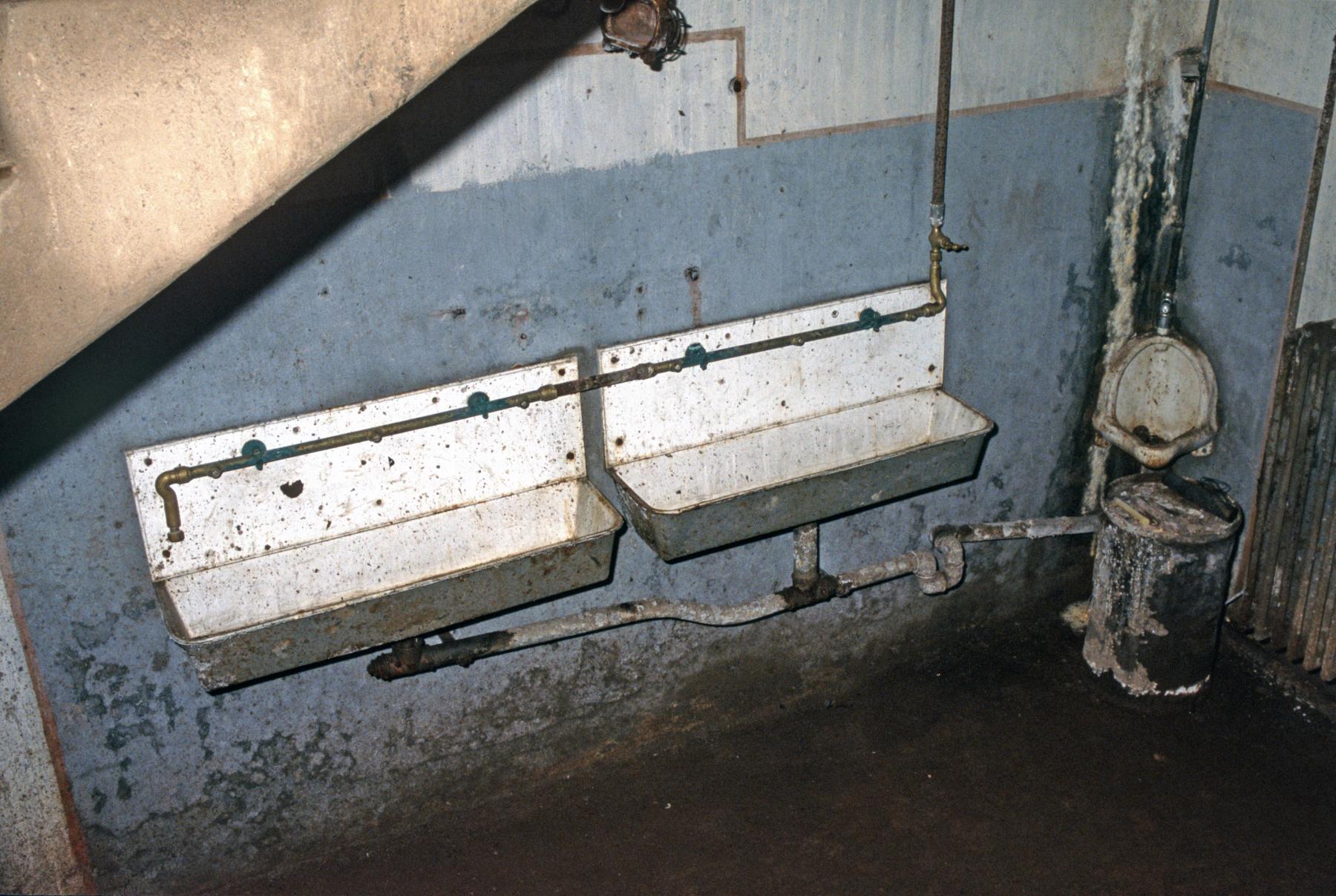 Ligne Maginot - METRICH (ABRI SUD DE) - X16 - (Abri) - Lavabos en dessous de la coffre Ouest - MANSUY Michel