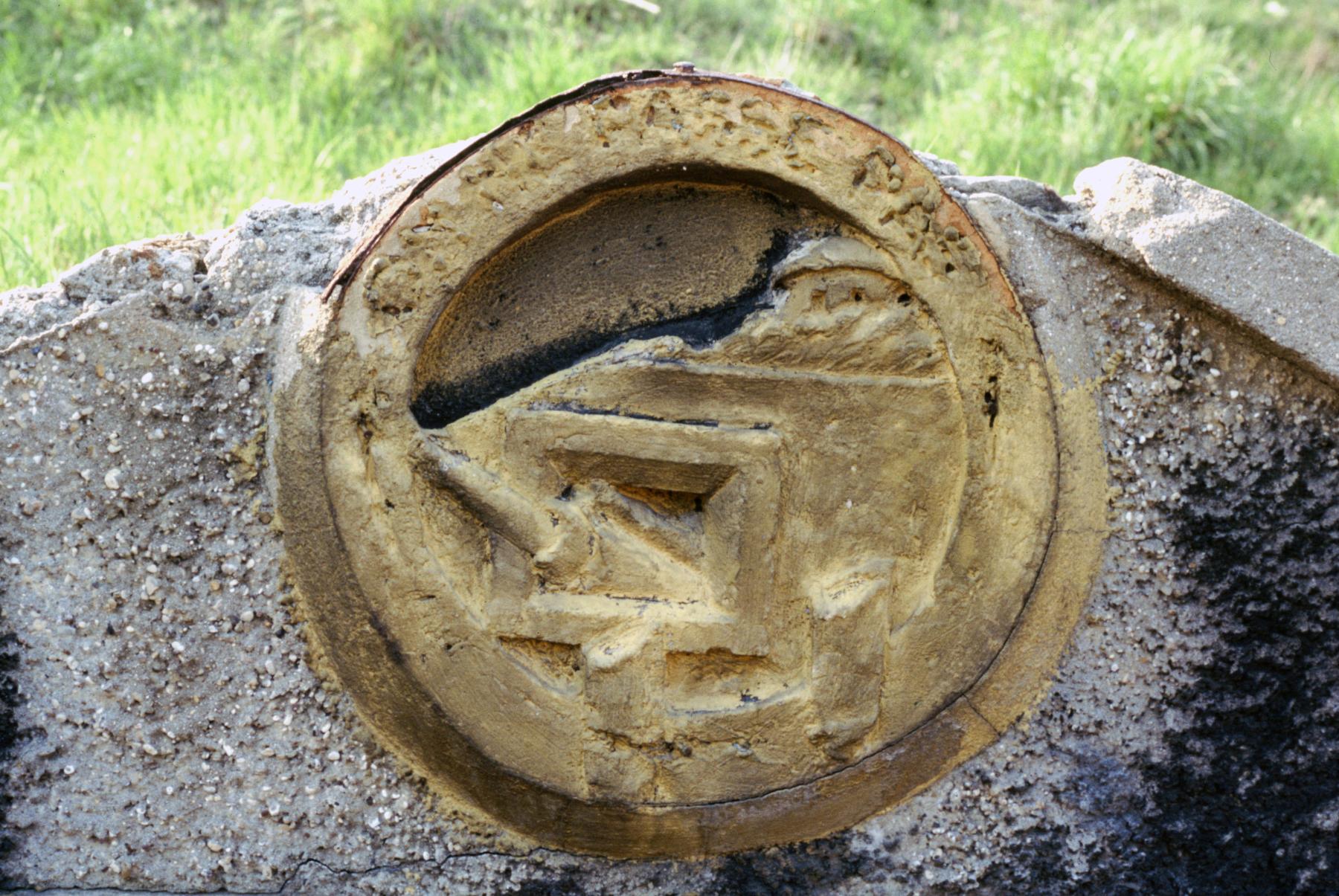 Ligne Maginot - HETTANGE GRANDE (11°CM - 168° RIF) - (PC de Sous-Quartier) - Le cartouche sur le fronton - MANSUY Michel
