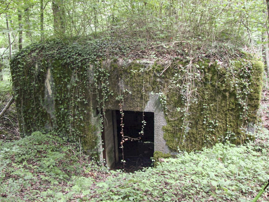 Ligne Maginot - METRICH - (Blockhaus pour canon) - L'entrée pour la pièce, obturée ensuite par des rails de chemin de fer glissés dans les rainures latérales