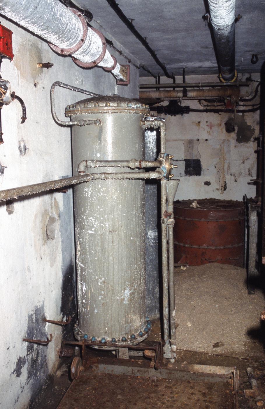 Ligne Maginot - OBERHEIDE - A14 - (Ouvrage d'infanterie) - Appareil déferriseur et adoucisseur devant le couvercle du puits.
L'adoucisseur, semble similaire à celui de ses voisins X14 et A16. - MANSUY Michel