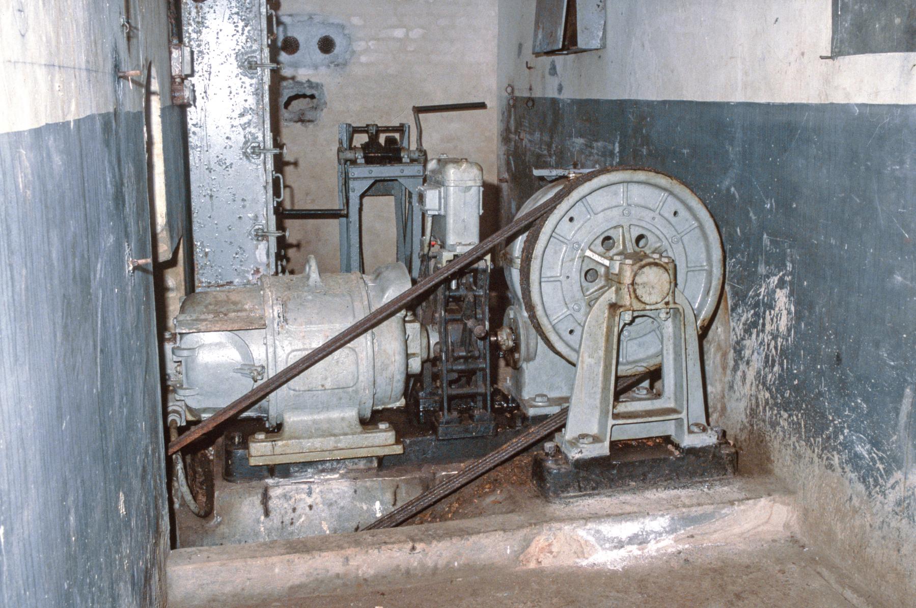 Ligne Maginot - MOLVANGE - A9 - (Ouvrage d'artillerie) - Bloc 5
La machinerie du monte-charges - MANSUY Michel