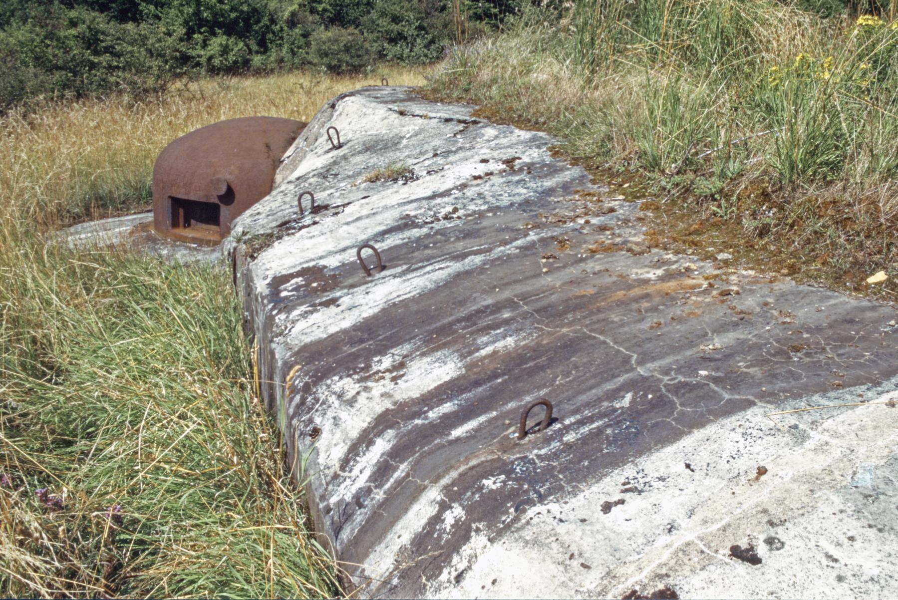 Ligne Maginot - MOLVANGE - A9 - (Ouvrage d'artillerie) - Bloc 6
Cloche GFM.
Noter les crochets utilisés pour accrocher des filets de camouflage. - MANSUY Michel
