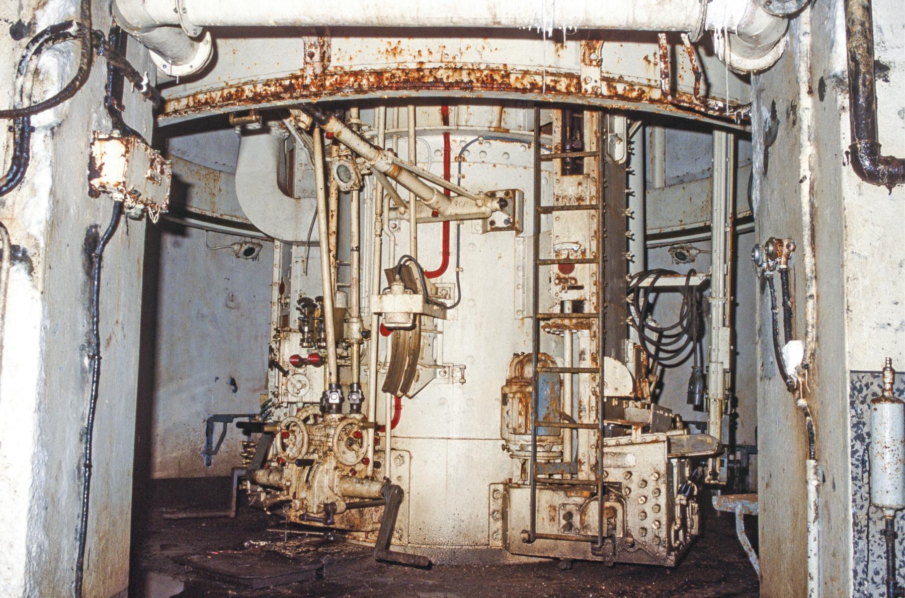 Ligne Maginot - MOLVANGE - A9 - (Ouvrage d'artillerie) - Bloc 10
Une tourelle de 75 mle 33 - MANSUY Michel