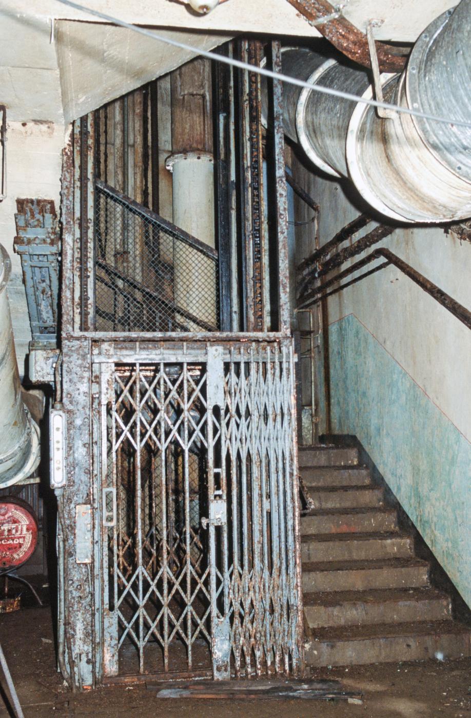 Ligne Maginot - MOLVANGE - A9 - (Ouvrage d'artillerie) - Entrée des hommes
Le monte-charge - MANSUY Michel