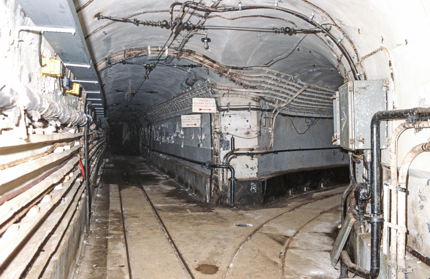 Ligne Maginot - MOLVANGE - A9 - (Ouvrage d'artillerie) - La galerie principale
A droite la galerie vers l'usine - MANSUY Michel